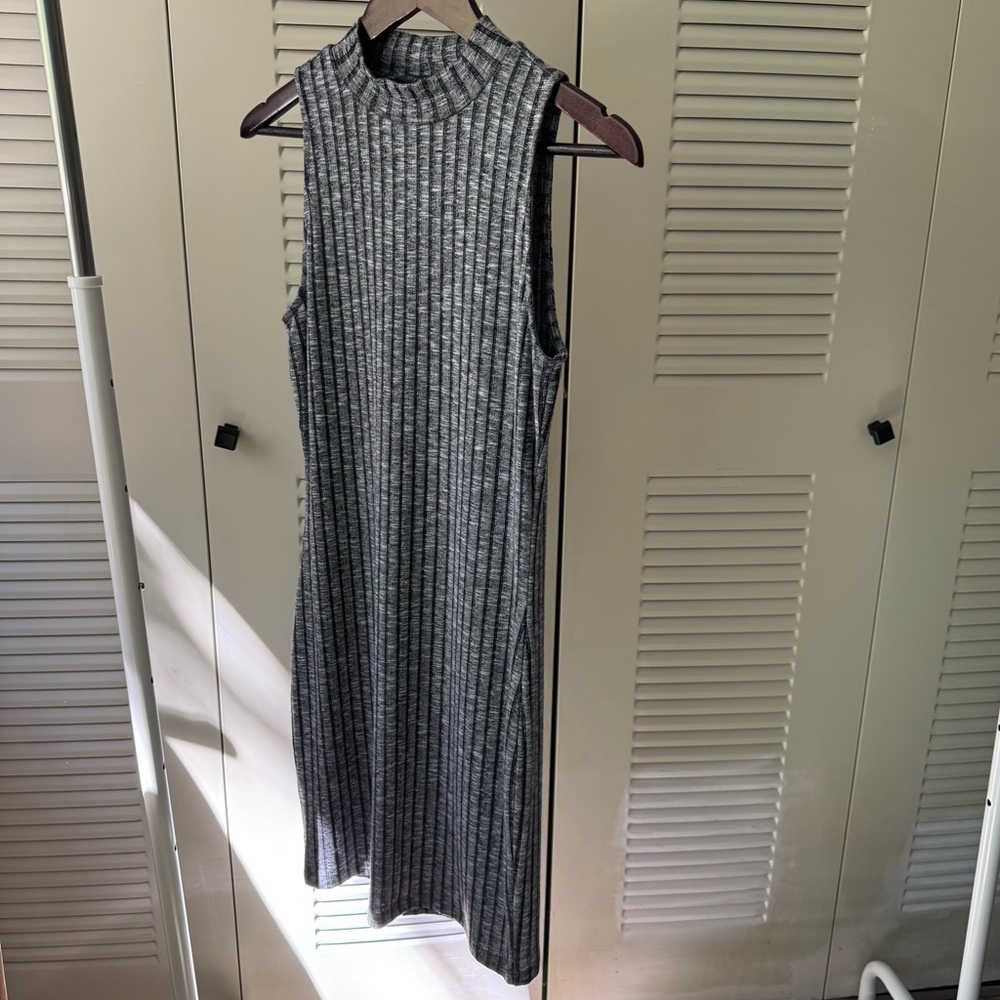 Dynamite Grey Mock-Neck Midi Dress Medium